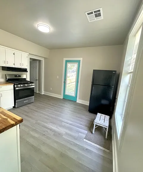 Large Kitchen w/New Appliances & Fridge