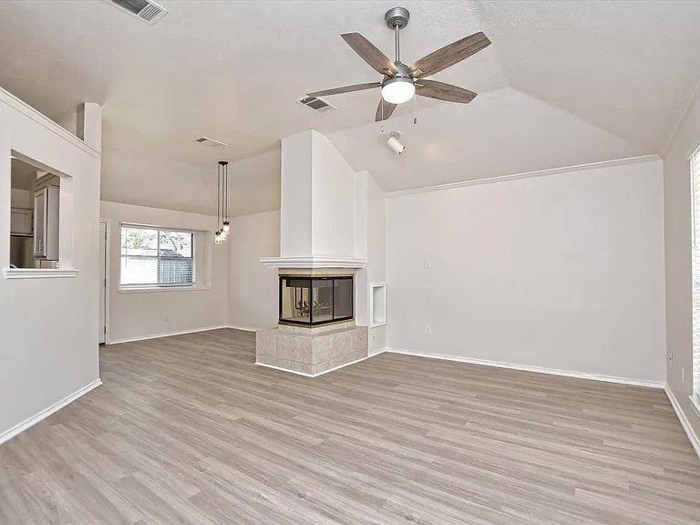 1705 Laurel Ln — Photo 7
