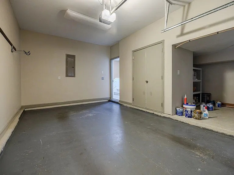 1372 Thornborough Dr — Photo 15