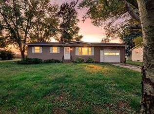 90 10th St SE, Wells, MN 56097