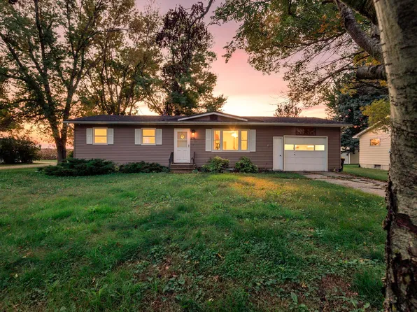90 10th St SE, Wells, MN 56097
