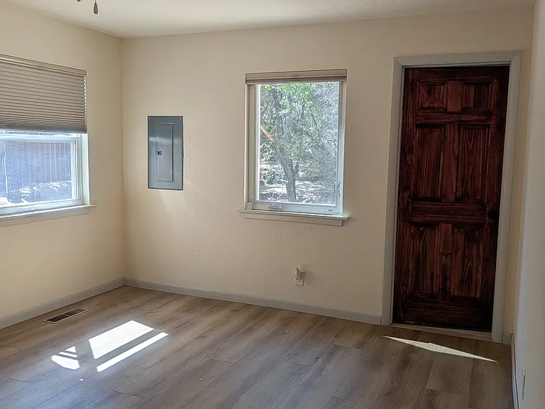417 Greg Ave — Photo 2