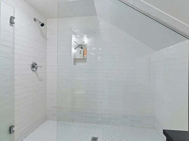 1201 Farnham Ct W — Photo 18