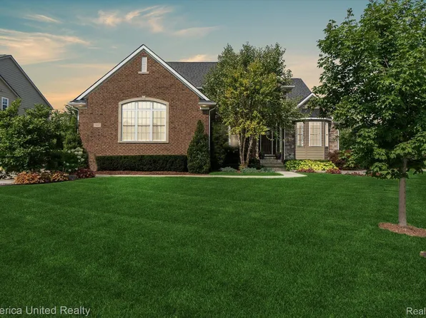 24601 Turnburry Ct, South Lyon, MI 48178
