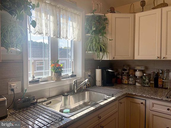 4th image of 416 Gladys St