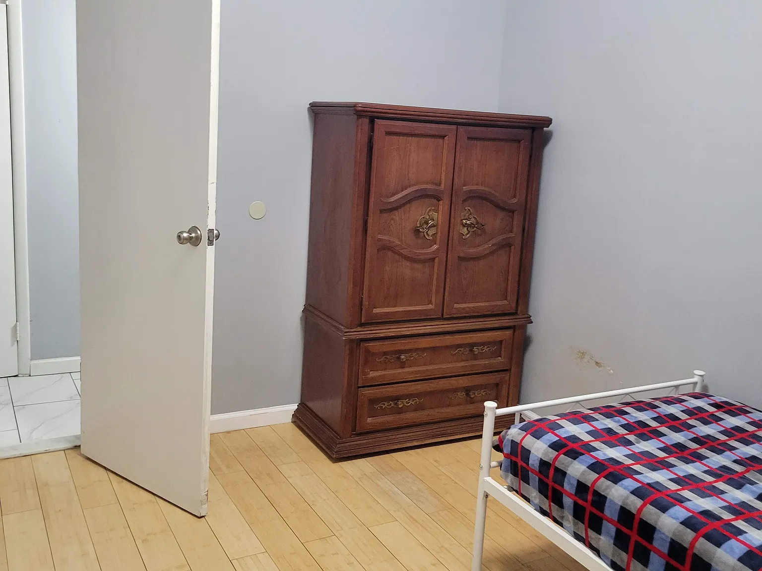 131 Grace St — Photo 4