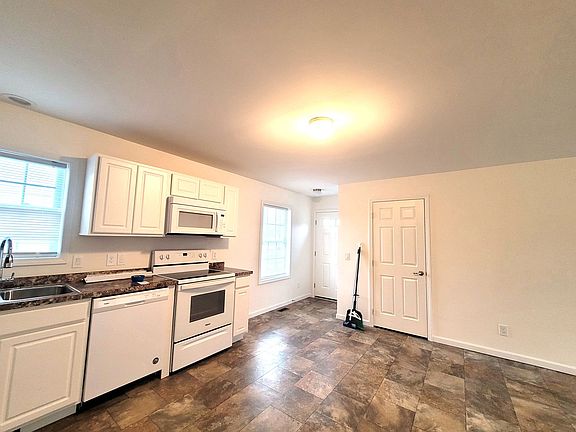 3rd image of 970-972 3rd St #970