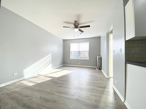 3rd image of 4033 N Kenmore Ave #404