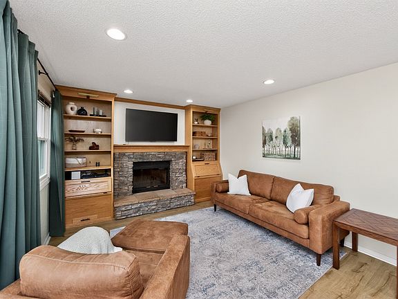 4th image of 390 SW Kennybrook Dr