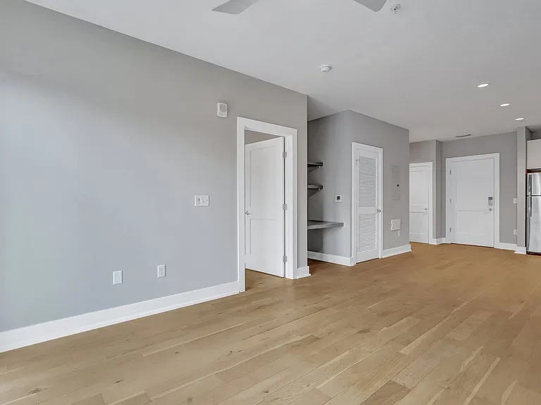 601 E 39th Street — Photo 14