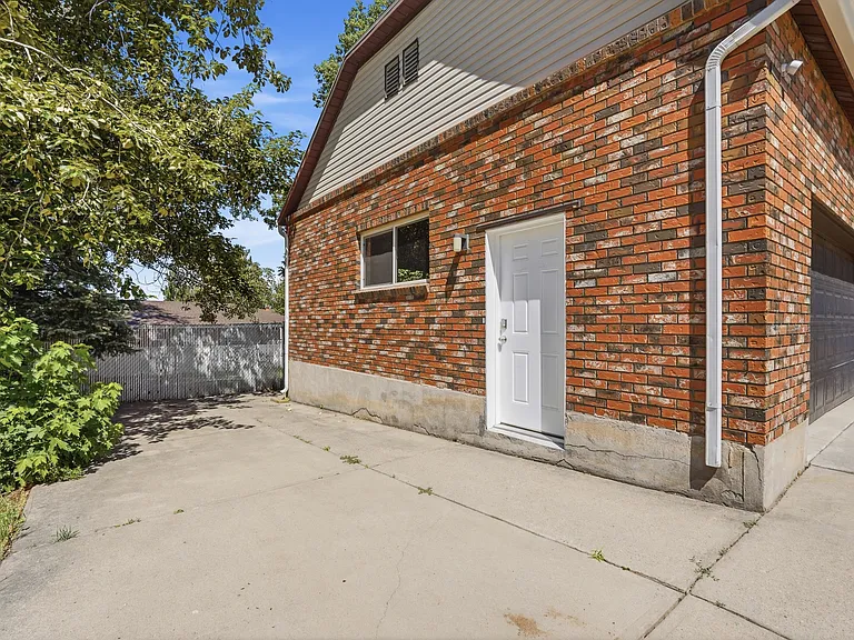 2569 N 2900 E — Photo 3