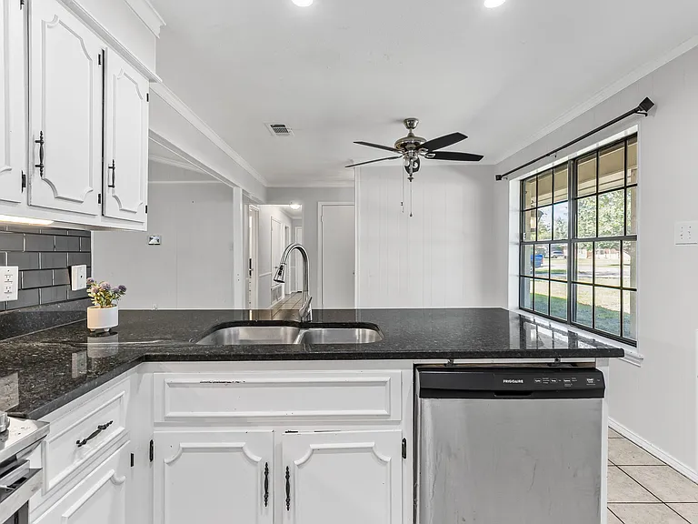 221 Azalea Dr — Photo 9