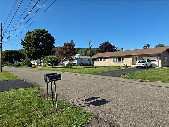 5th image of 17 Crestview Dr W