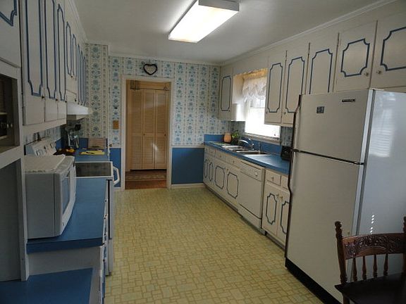 3rd image of 839 Mountain View Dr