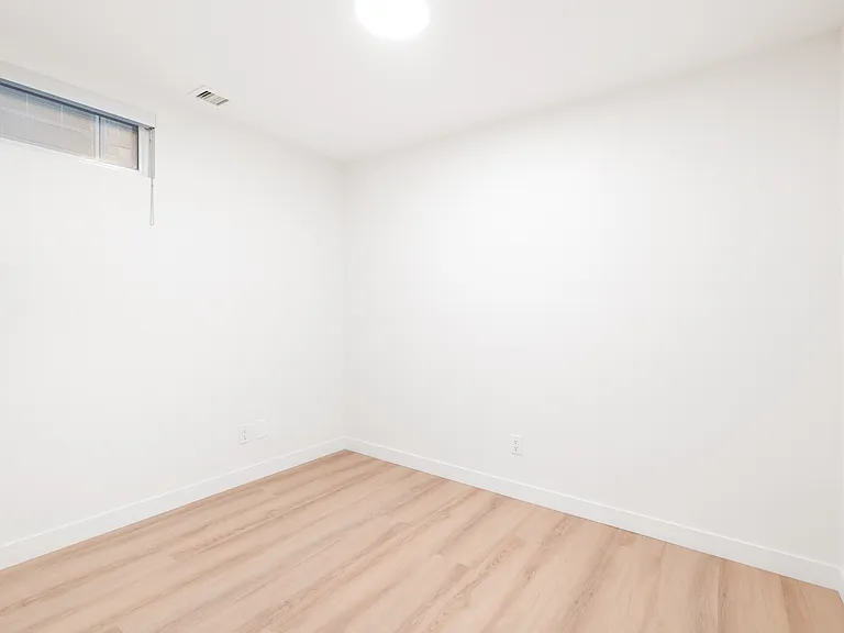 260 Wellington Cres #11 — Photo 8
