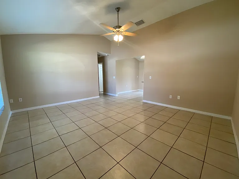 917 Sunshine Way SW — Photo 6