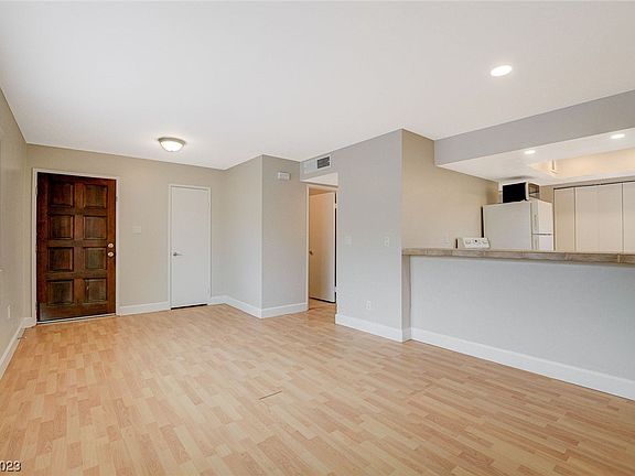 3rd image of 1314 Capri Dr APT B