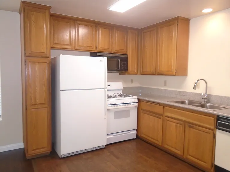 239 W Dexter St #E — Photo 3