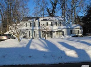 37 Meadow Woods Rd, Great Neck, NY 11020