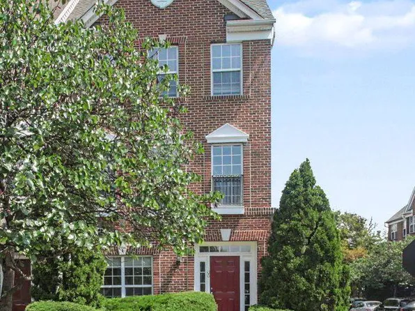 100 Meadows Ln, Alexandria, VA 22304