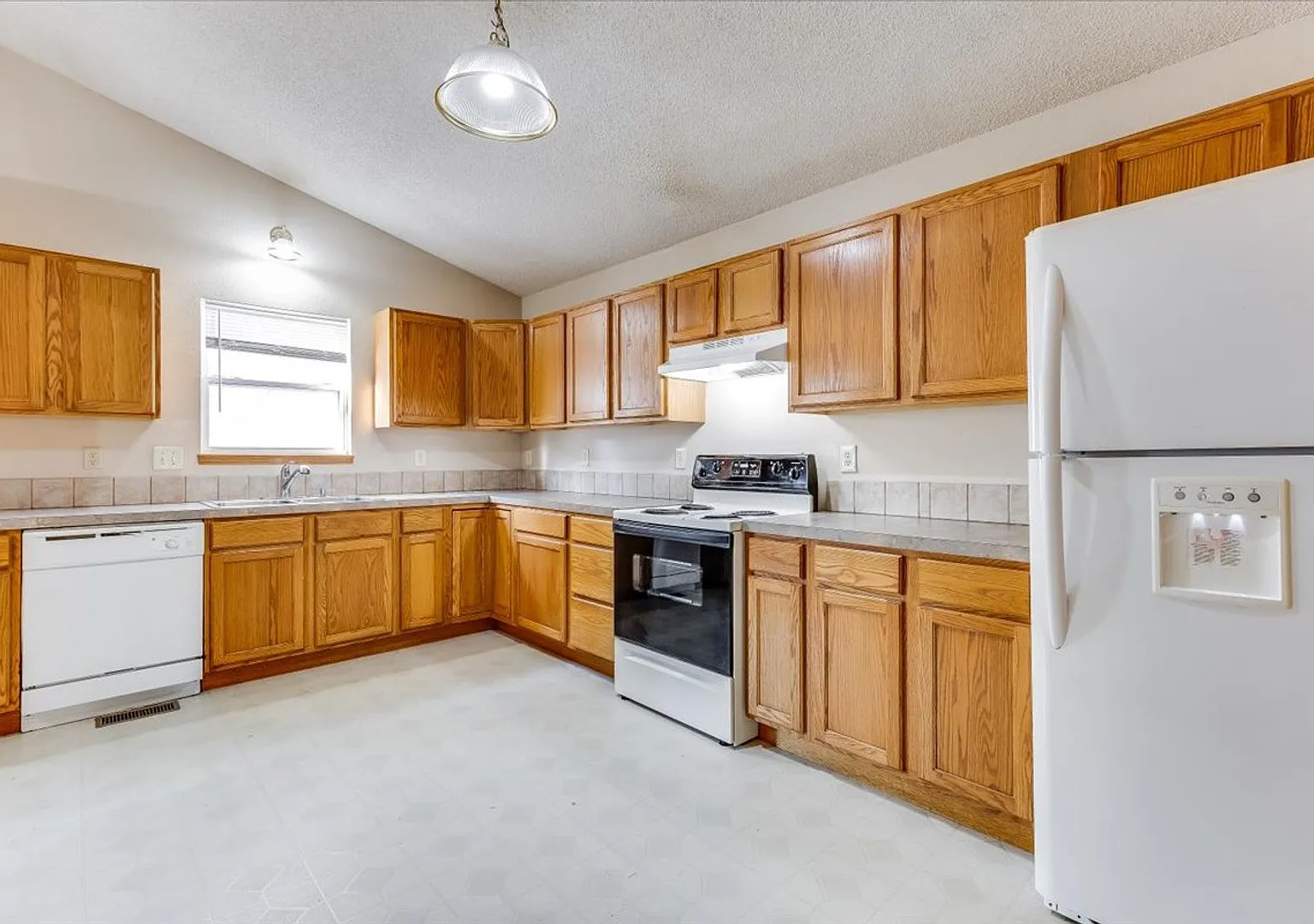 Beautiful and Spacious 4 Bedroom — Photo 1