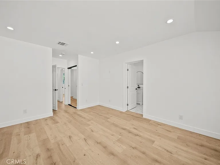 11488 Burbank Blvd — Photo 18