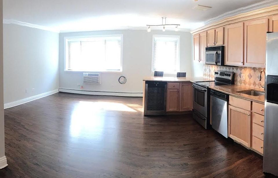 1st image of 606 W Wrightwood Ave