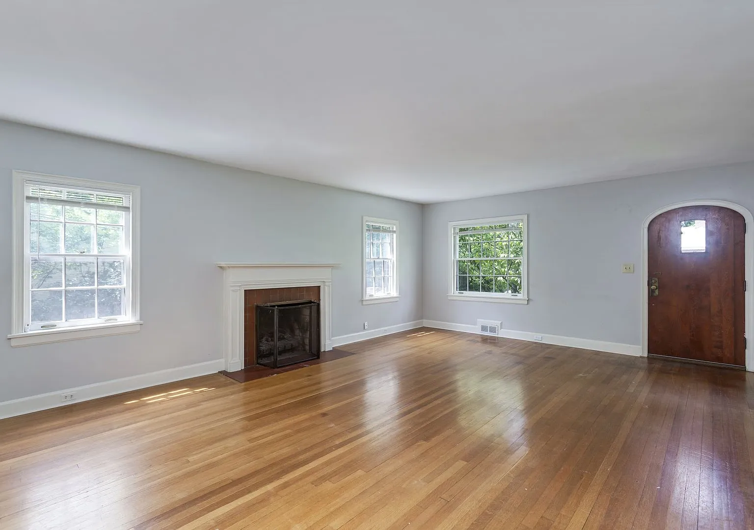 Cottage-Style Home Near Belmont with Garage and Basement — Photo 3