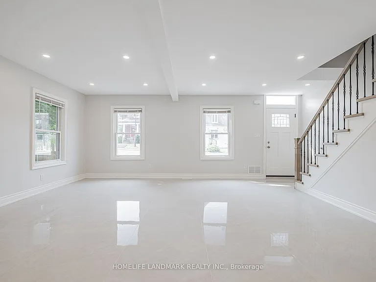 41 Arnold Cres #1 — Photo 4