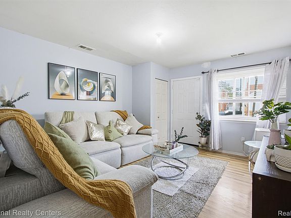 5th image of 16888 Vaughan St