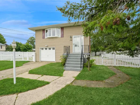 134 14th Avenue, West Babylon, NY 11704