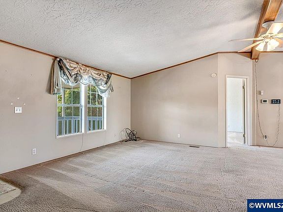 3rd image of 5422 Portland Rd NE Unit 102