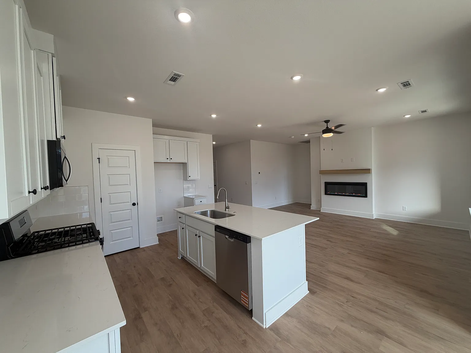 4 bed, 2450 sqft, $2,200 — Photo 4