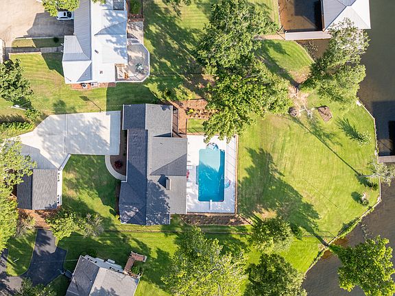 3rd image of 139 Admiralty Way NW