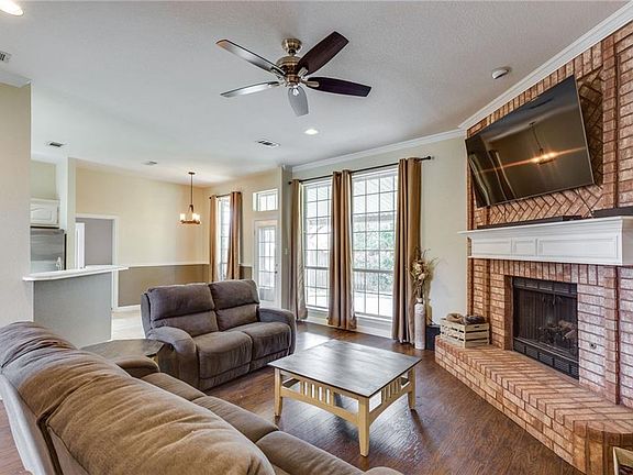 4th image of 1101 Oakgrove Ln