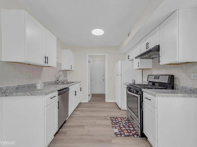 1405 Merrimac Ln N — Photo 11