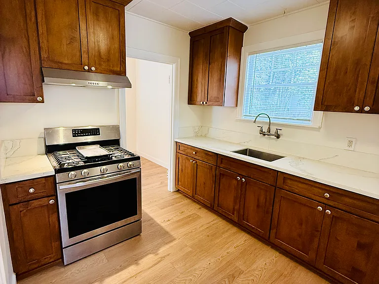 215 Coombs St — Photo 12