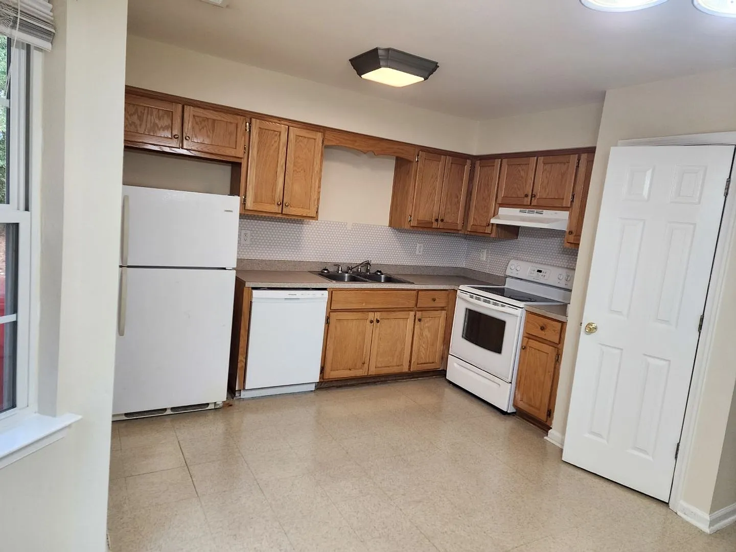 Beautiful home located right outside City Limits — Photo 2