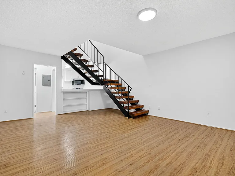 21736 Roscoe Blvd — Photo 8