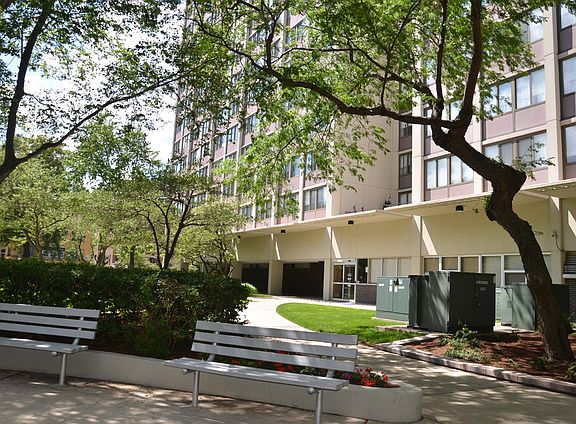 3rd image of 4800 S Lake Park Ave APT 2508