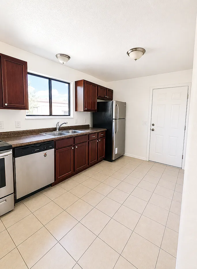 3 bed, 1.5 bath, 1270 sqft, $2,380 — Photo 4