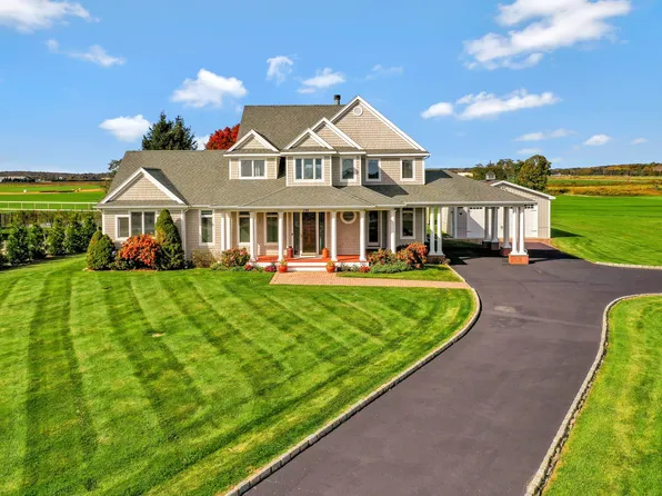 https://photos.zillowstatic.com/fp/894b45638ab4ee7b4dffd48499e87635-p_e.webp
