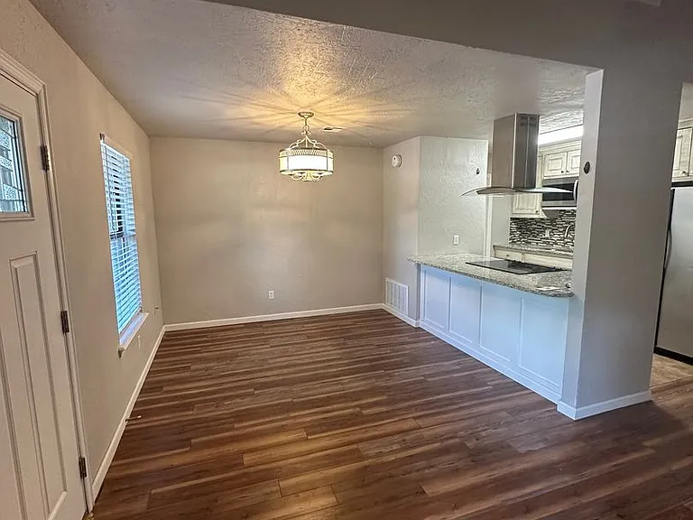 725 Peregrine Dr — Photo 3