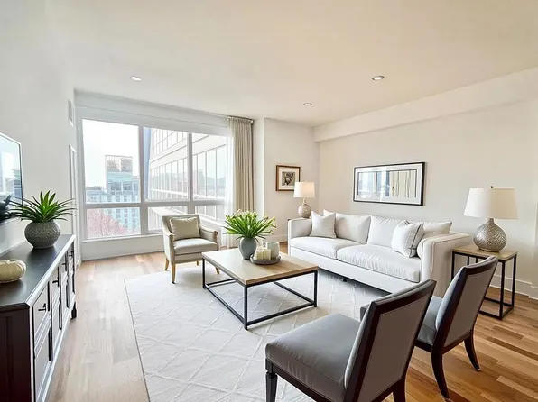 350 W 42nd St APT 33F, New York, NY 10036