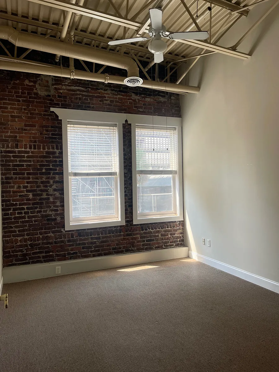 Building Photo - 202 E Broughton St #203