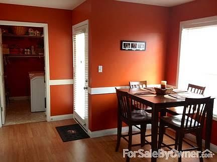 kitchen
						:
						sit in dinning area