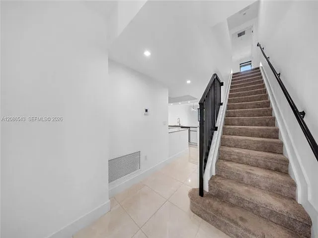 3 bed, 2.5 bath, $4,200 — Photo 2