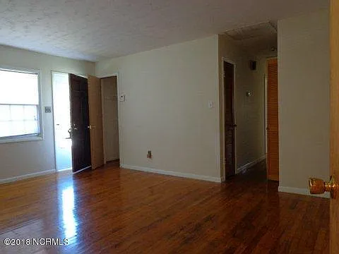 3 bed, 1.0 bath, 972 sqft, $1,250 — Photo 2