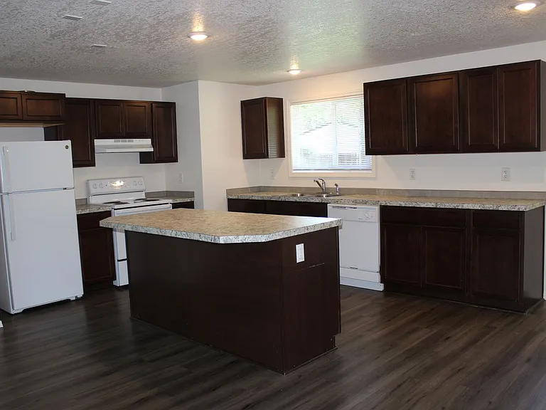 2588 NE Grant St — Photo 4