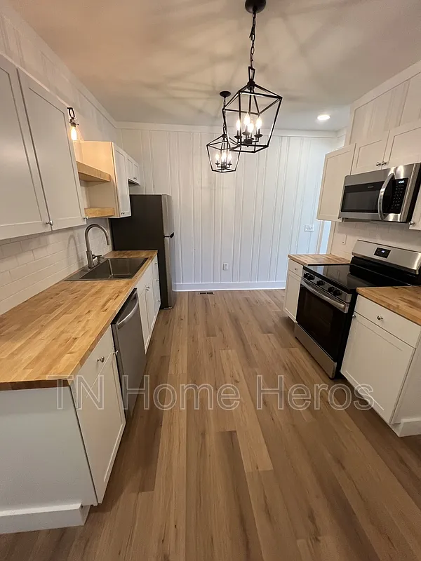3 bed, 2.0 bath, 1496 sqft, $1,975 — Photo 2